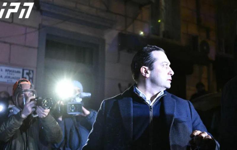 ახლად არჩეულ სახალხო დამცველ ლევან იოსელიანს აქციაზე კვერცხები ესროლეს, შეძახილით: "მონა" - "ყველას აქვს საკუთარი აზრი"