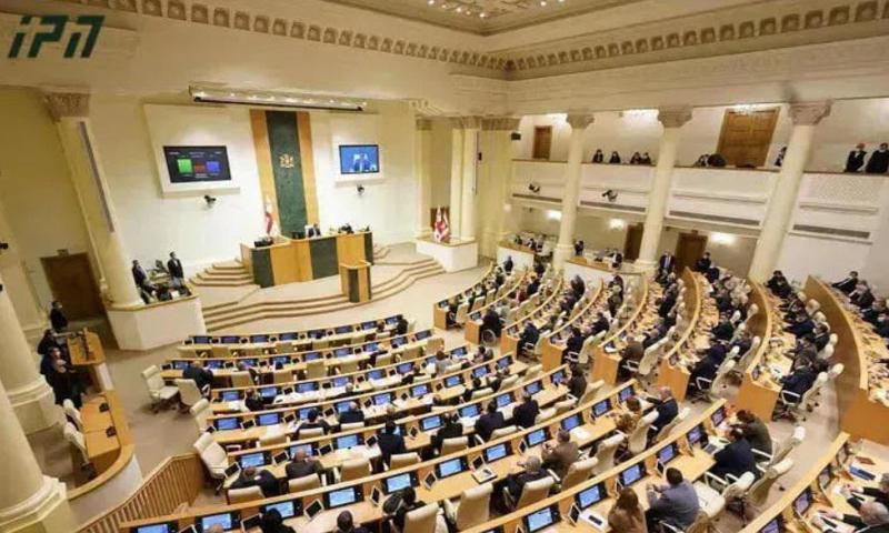 "მოღალატეებო!" "რუსებო!" - ამ შეძახილების ფონზე მიიღო "ქართული ოცნების" უმრავლესობამ ე.წ. აგენტების შესახებ კანონპროექტები