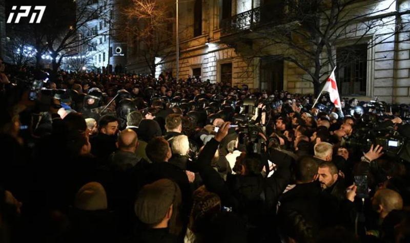 "გაცილებით რთული ვითარებაა ჭიჭინაძეზე, სადაც სპეცდანიშნულების რაზმის წევრები ხალხს პირდაპირ სახეში ასხამენ ცრემლსადენ გაზს" - რას ყვება აქციის მონაწილე?