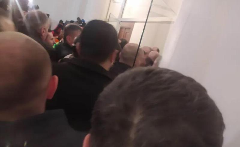 თამარ კორძაიასა და ხათუნა სამნიძის განცხადებით, შალვა პაპუაშვილის კაბინეტიდან ძალის გამოყენებით გამოყარეს, თავად სპიკერი კი ოპოზიციონერ დეპუტატებს დაემალა