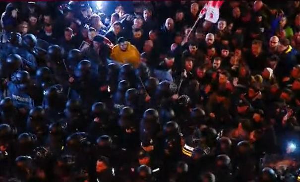 პარლამენტთან ვითარება უკიდურესად დაიძაბა: დაპირისპირებაა აქტივისტებსა და პოლიციას შორის - ადგილზე მიიყვანეს სპეცრაზმი