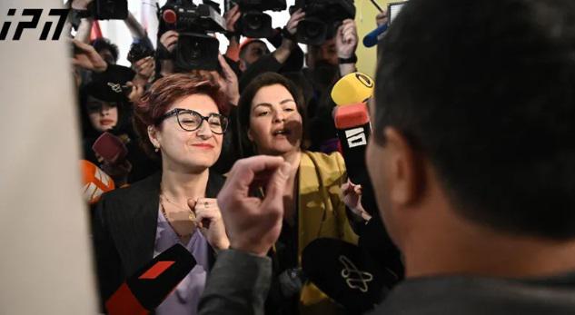 "სარკეში ჩაიხედეთ, არ გრცხვენიათ? ზომბებად გადაიქეცით" - დაჩი ბერაია ქალ ოპოზიციონერ დეპუტატებს