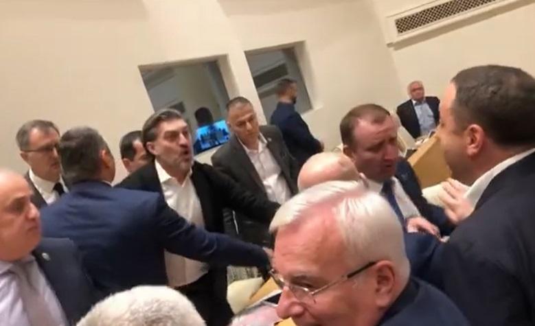 გინება და ხელჩართული ჩხუბი პარლამენტში - დეპუტატები ერთმანეთს ფიზიკურად დაუპირისპირდნენ (ვიდეო)