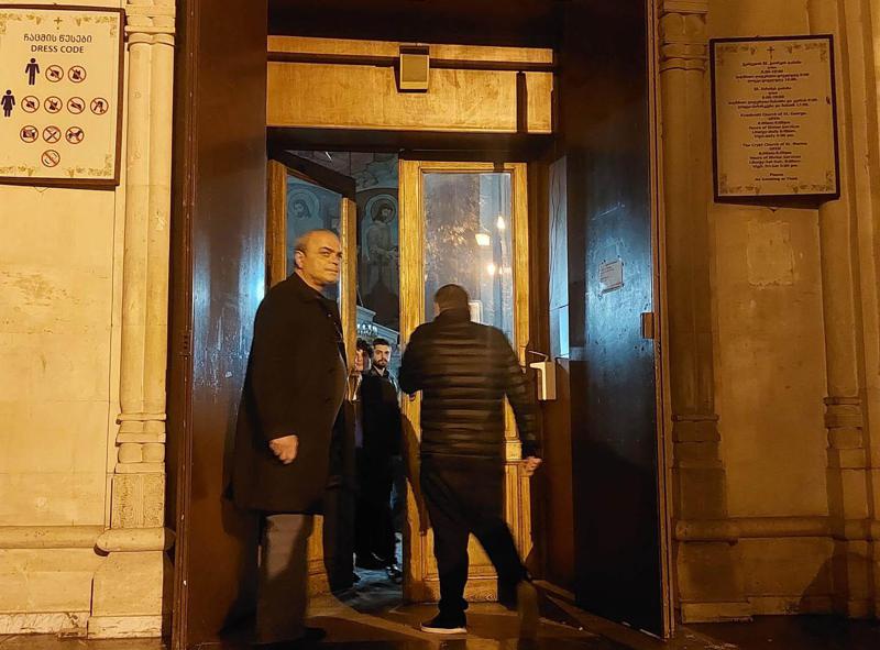 "ქაშვეთის კარი ღიაა! როგორც 9 აპრილს! მადლობა იმ მღვდელს, რომელსაც სათითაოდ შეჰყავს ქალები!" - პროტესტანტების ნაწილი ეკლესიას აფარებს თავს