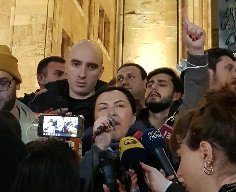 ინგა გრიგოლია: "გამოიყვანეთ, აბა, სპეცრაზმი! ვის ეშინია თქვენი? არ გვეშინია ხელკეტების, გაზის გაშვების, რეზინის ტყვიების - პუტინის გზაზე ვერ შეგვაყენებთ!"