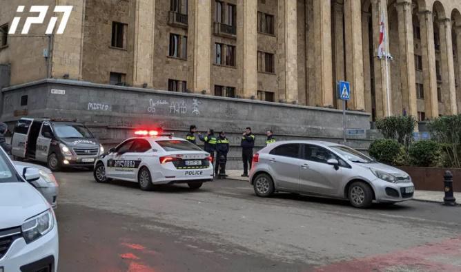 რა ვითარებაა პარლამენტთან, მძიმე ღამის შემდეგ?
