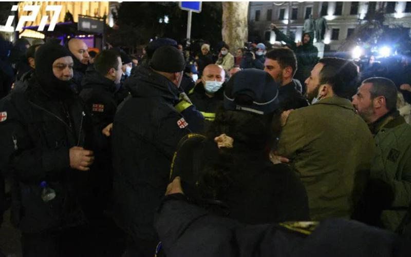 პარლამენტთან ვითარება ისევ დაიძაბა, პოლიცია გზის გახსნას ცდილობს, რასაც აქციის მონაწილეები არ ემორჩილებიან - გრძელდება მომიტინგეების დაკავება