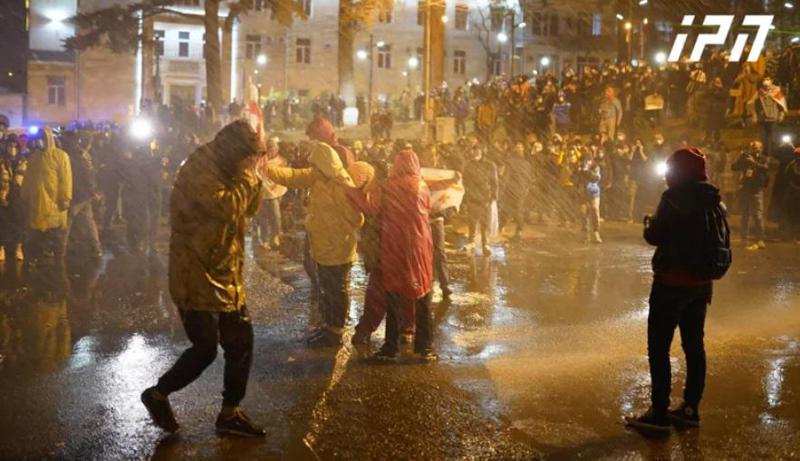 პარლამენტთან წყლის ჭავლისა და ცრემლსადენი გაზის გამოყენების შემდეგ არიან დაშავებულები