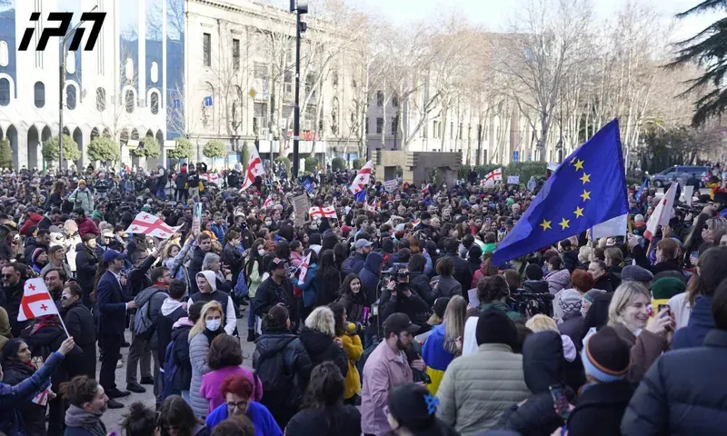"არა რუსულ კანონს!“ - რა ვითარებაა პარლამენტთან, სადაც აქცია მიმდინარეობს