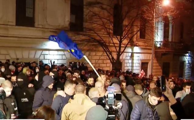 აქციის მონაწილეები პარლამენტის შენობის ალყაში მოქცევა დაიწყეს - რა ვითარებაა ადგილზე?