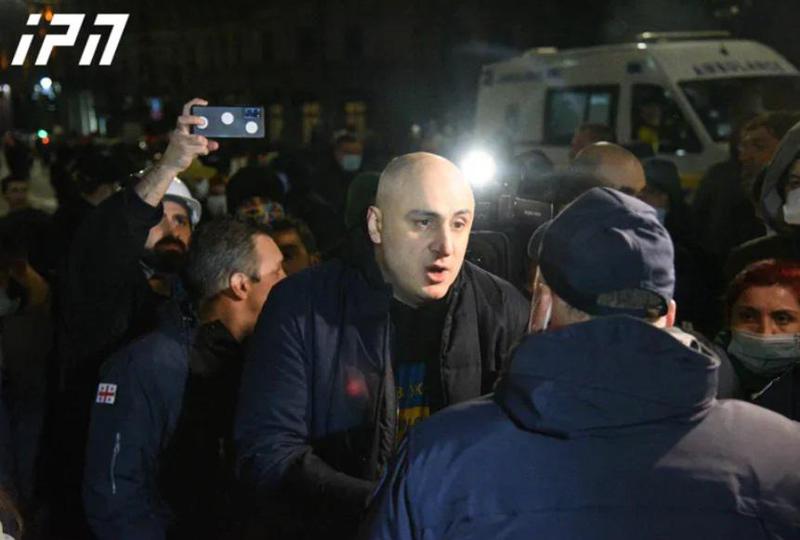 ნიკა მელია ვაჟა სირაძეს: "მარტო ხარ, ბიძინასთან ერთად - 2 ათასი ან 5 ათასი კაცი დაიჭირო, მეტს ხომ ვერ დაიჭერ?"