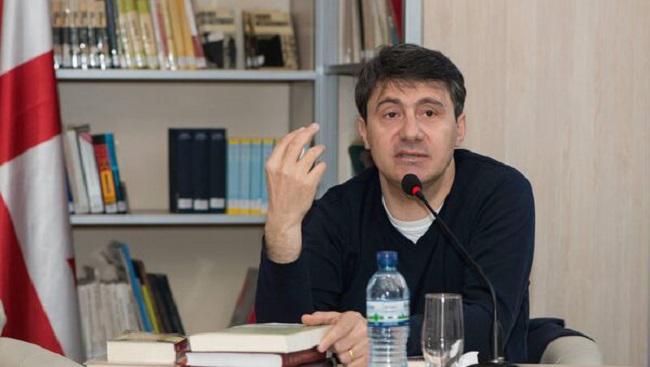 გიორგი კეკელიძის ინფორმაციით, მწერალი დათო ტურაშვილი ძლიერი ნერვული და სავარაუდოდ, სტენოკარდიული შეტევით კლინიკაში გადაიყვანეს