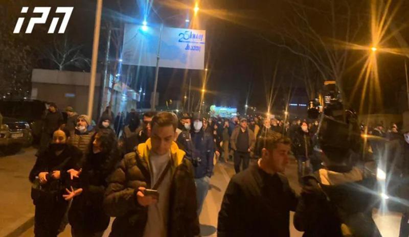 მომიტინგეები მტკვრის მარჯვენა სანაპიროზე შეძახილებით მსვლელობას მართავენ - "მე ჩემი და ჩემი ქვეყნის ევროპულ მომავალს ვიცავ"