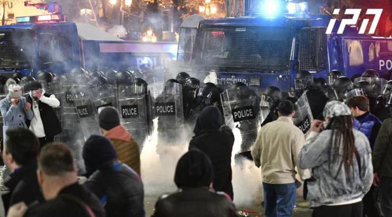 პროტესტანტები სანაპიროდან  კვლავ რუსთაველის გამზირზე დაბრუნდნენ - პარლამენტთან კვლავ შეკრებილ ხალხს სპეცრაზმელები ისევ ცრემლსადენი აირის კაფსულებს ესვრიან