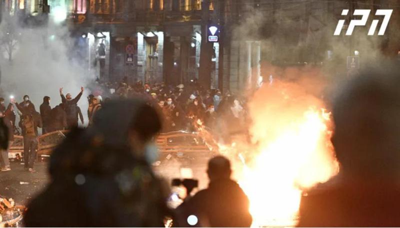 რუსთაველზე ვითარება კვლავ დაძაბულია: აქციის მონაწილეები თავის დაცვას ბარიკადებით ცდილობენ - სპეცრაზმი ისევ ცრემლსადენ გაზს იყენებს, გამზირზე კვლავ არაერთი დაშავებულია