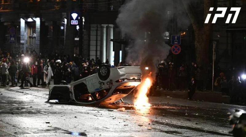 რუსთაველის გამზირზე ავტომობილი იწვის