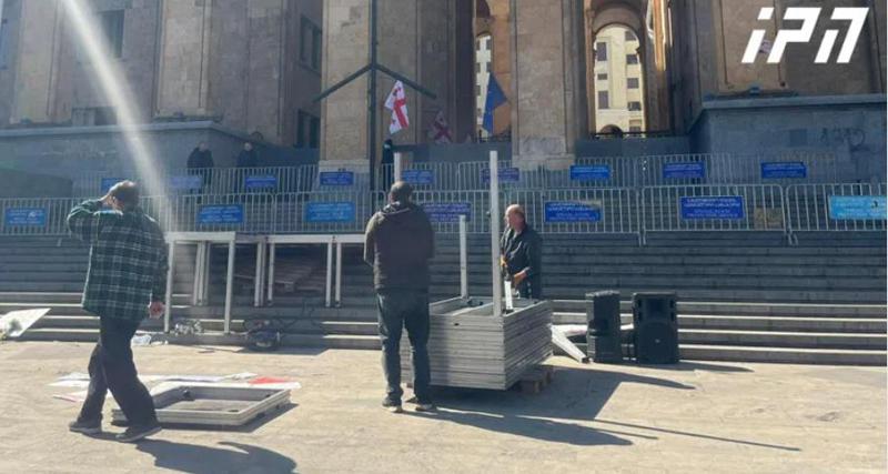 პარლამენტის შენობის წინ მოწყობილ სცენას და ტექნიკურ მოწყობილობებს შლიან