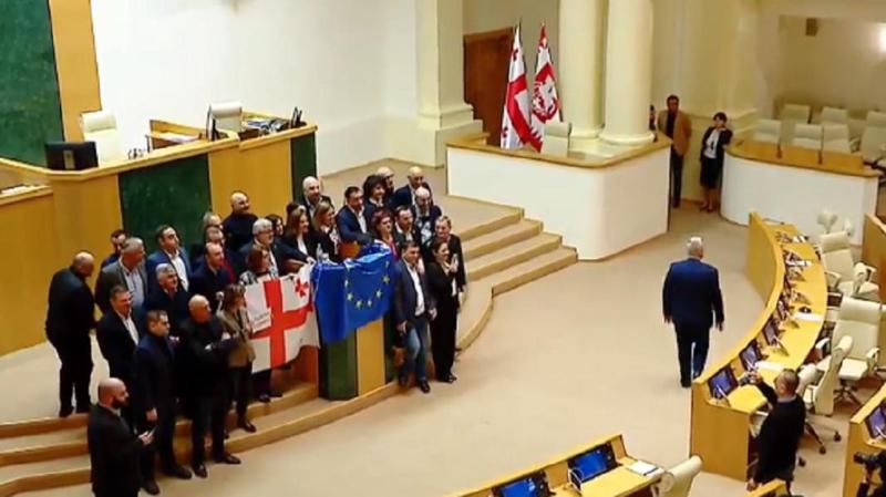 ოპოზიციონერი დეპუტატები "აგენტების კანონპროექტის" ჩაგდების შემდეგ ფოტოს იღებენ - ისტორიული კადრი პარლამენტიდან
