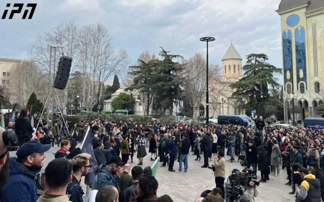 აქცია პარლამენტთან - ადგილზე შეკრებილები "თავდაცვის კოდექსში" შესატან ცვლილებებს აპროტესტებენ
