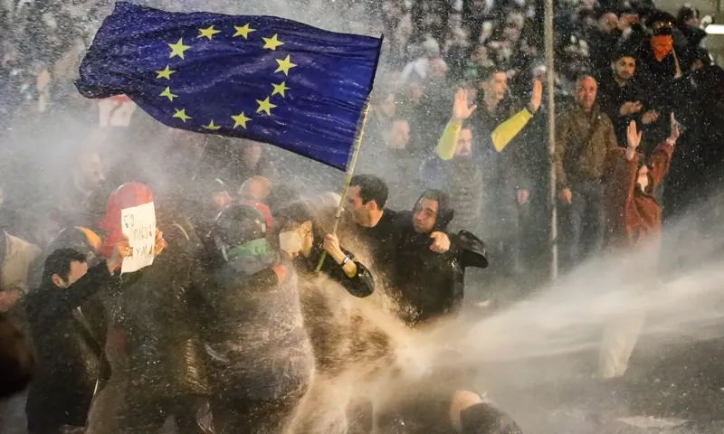 "რუსეთმა რბილი ძალა დაკარგა" - რას წერს "გარდიანი" საქართველოში გამართულ საპროტესტო აქციებზე