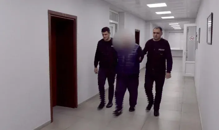 ბათუმში მომხდარი უბედური შემთხვევის ფაქტზე, რა დროსაც ე.წ. ბატუტის გადაბრუნების შედეგად ბავშვი გარდაიცვალა, პოლიციამ ერთი პირი დააკავა