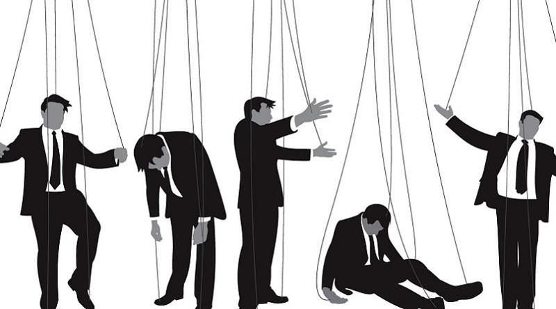 "ხელისუფლება "მეთოჯინის" ბრძანებებს ასრულებს... ის მუდამ ვიღაცის ზარზეა დამოკიდებული - დაურეკავენ, ეტყვიან და მწვანე ღილაკს დააჭერს ხელს, დაურეკავენ და მერე წითელს..." - ექსპერტი