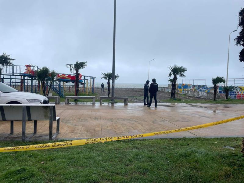 "უმცროსი ძმის, 3 წლის ბიჭუნას ჯანმრთელობის მდგომარეობა კვლავ მძიმეა" - რას ამბობს ოჯახის ახლობელი ბათუმის ბულვარში დატრიალებულ ტრაგედიაზე, რა დროსაც 10 წლამდე ბავშვი დაიღუპა