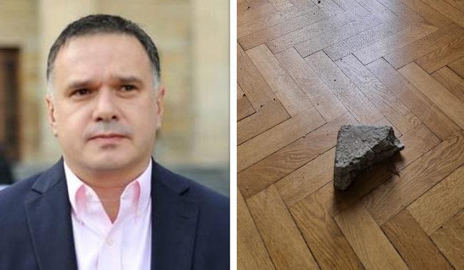 "ეს ქვა რამდენიმე წუთის წინ შემოვარდა ჩვენს ოფისში. თავში ხვდებოდა თანამშრომელს, კლავდნენ, ფაქტობრივად" - რას წერს ზაზა ბიბილაშვილი?