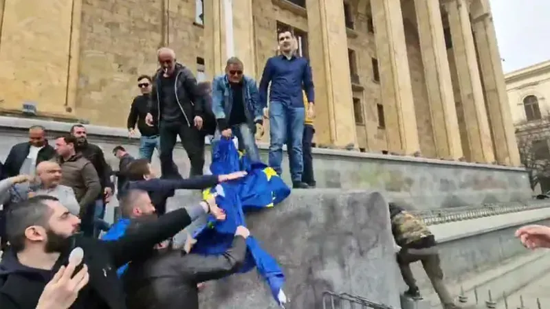 "ალტ-ინფოს“ წარმომადგენლებმა პარლამენტთან აღმართული ევროკავშირის დროშა ჩამოხსნეს და დაწვეს