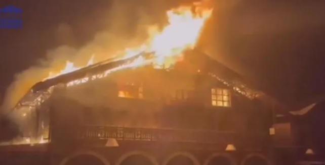 ძლიერი ხანძარი მესტიაში -  სრულად განადგურდა სასტუმრო "ფოსტა"