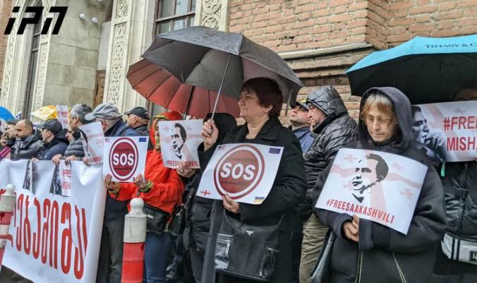 აქცია საგარეო უწყებასთან - ადგილზე შეკრებილები მიხეილ სააკაშვილთან პოლონელი ექიმების შეშვებას ითხოვენ