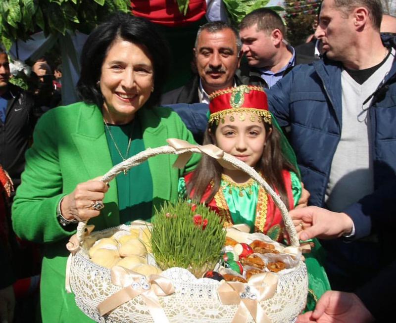 დღის ფოტო - პრეზიდენტმა საქართველოში აზერბაიჯანული თემის წარმომადგენლებს ნოვრუზ ბაირამი მიულოცა