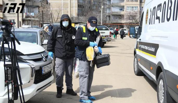 მკვლელობა ჩადენილია განსაკუთრებული სისასტიკით: ბრალდებულმა ჯერ ათეულობით ჭრილობა მიაყენა ნაცნობს, შემდეგ ცხედარს ცეცხლი წაუკიდა - შსს მუხიანში მომხდარზე