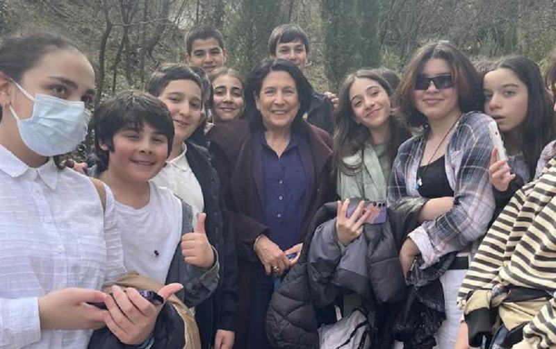 "აი, რატომ ვარ ოპტიმისტი" - პრეზიდენტი ახალგაზრდებთან ერთად გადაღებულ ფოტოებს აქვეყნებს