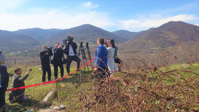 გერმანიის საგარეო საქმეთა მინისტრი ანალენა ბერბოკი საოკუპაციო ხაზთან, სოფელ ოძისში ჩავიდა (ფოტოები)