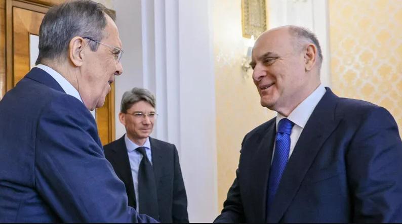 "დაანაბეთ თავი უთავმოყვარეო სირბილს... პირადად ეჩუქებინა რამე, ნაბადი ან ფაფახი" - ბჟანიას ლავროვის დაჯილდოების გამო აფხაზების ნაწილი აკრიტიკებს