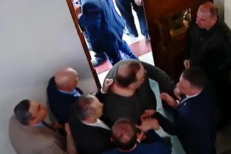 ჩხუბი პარლამენტში -  დეპუტატები ერთმანეთს დაუპირისპირდნენ: ალუდა ღუდუშაურმა გუბაზ სანიკიძეს ფეხი მოუქნია (ვიდეო)