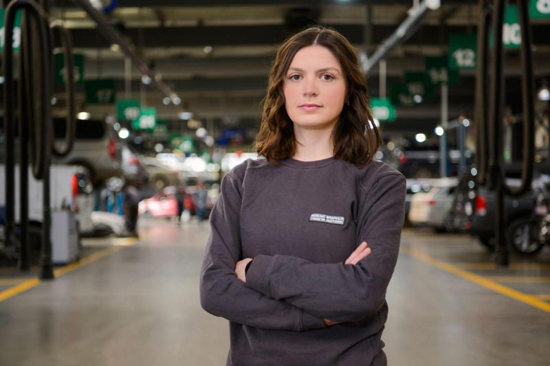 "პროფესიას სქესი არ აქვს - უნდა აკეთო ის, რაც ძალიან გიყვარს" - მოსწავლე მექანიკოსი ქალი "თეგეტა მოტორსის" სერვისცენტრიდან