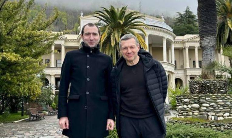 "გაგრაში სეირნობს, ეს ნიშნავს, რომ იქ აქვს სამიზნე ობიექტი" - კრემლის მთავარი პროპაგანდისტი სოლოვიოვი აფხაზეთს სტუმრობდა: რა წერს ადგილობრივი მედია?