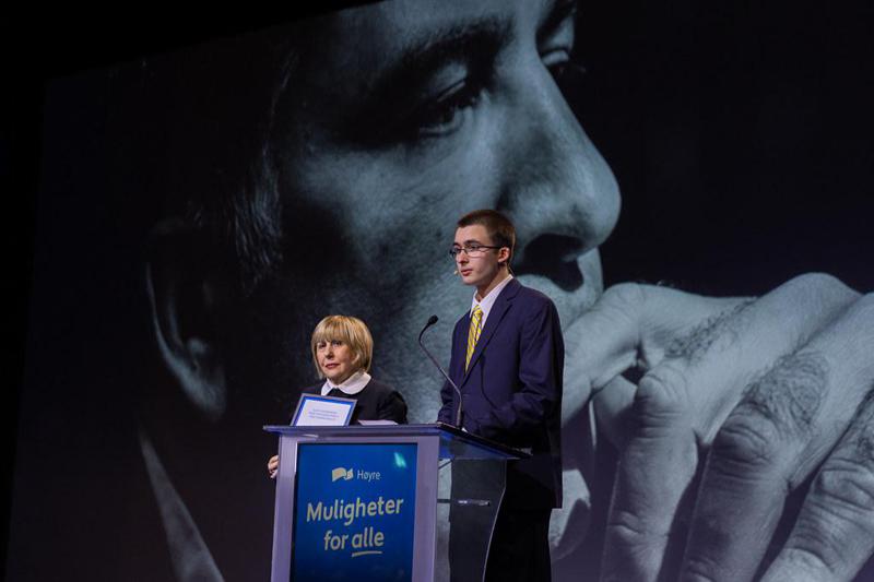 ნორვეგიაში მიხეილ სააკაშვილს ადამიანის უფლებებისთვის და დემოკრატიისთვის ბრძოლის საქმეში პრიზი გადაეცა - ცერემონიას ექსპრეზიდენტის ვაჟი და დედა დაესწრნენ (ფოტოები)