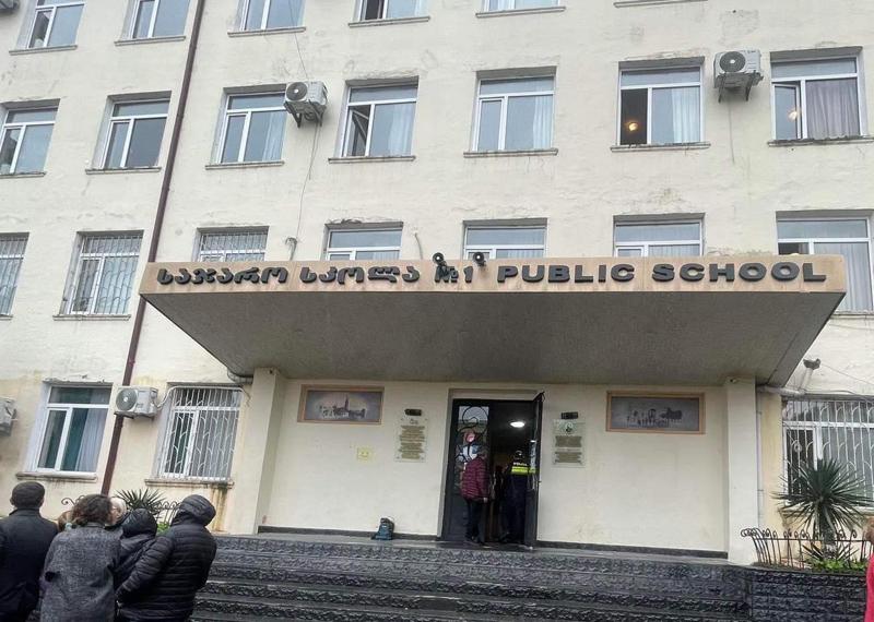 ბათუმის 1-ლი საჯარო სკოლის რამდენიმე მოსწავლე, პედაგოგი და მანდატური ინტოქსიკაციის ნიშნებით კლინიკაში გადაიყვანეს - არსებული ინფორმაციით,  ერთ-ერთმა მოსწავლემ კლასში "სპრეი“ გაუშვა