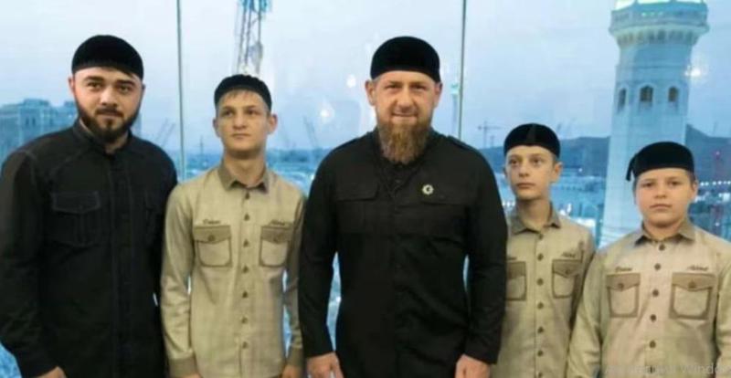 ჩეჩნეთში კადიროვის არასრულწლოვან შვილებს, "ტერორიზმთან ბრძოლაში შეტანილი წვლილისთვის", ჯილდო გადასცეს