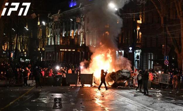 "დაკავებულია პირი, რომელმაც აქციაზე პოლიციელებს ესროლა ქვები და ე.წ. მოლოტოვის კოქტეილები, ცეცხლი წაუკიდა ავტომობილს" - შსს