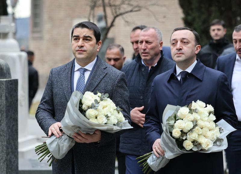 ირაკლი ღარიბაშვილმა და შალვა პაპუაშვილმა ზვიად გამსახურდიას საფლავი ყვავილებით შეამკეს