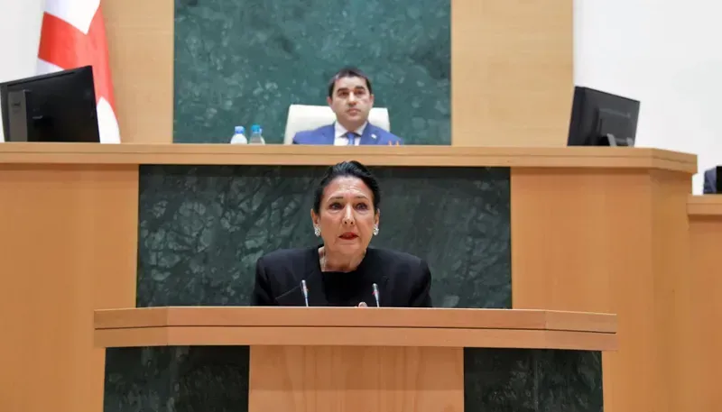 "რაც არ უნდა ეცადოთ, ხან იმპიჩმენტით დამემუქროთ, საკონსტიტუციო სასამართლოში მიჩივლოთ, ვერ შემცვლით" - პრეზიდენტი მთავრობას