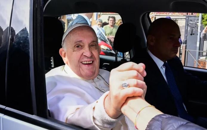 "ჯერ კიდევ ცოცხალი ვარ" - რომის პაპი საავადმყოფოდან გაწერის შემდეგ