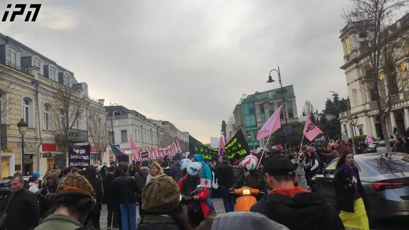 "გვინდა, ყველა ძალაუფლების მქონე პირი, პოლიტიკოსი საჯაროდ გაემიჯნოს ქალთა მიმართ ძალადობას" - თბილისში ქალთა სოლიდარობის მარში მიმდინარეობს
