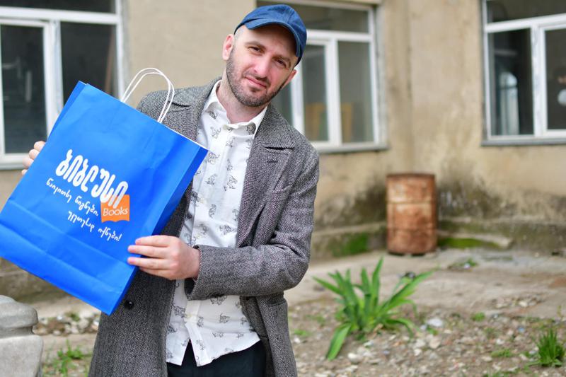 კამპანია "აჩუქე წიგნი" დაიწყო