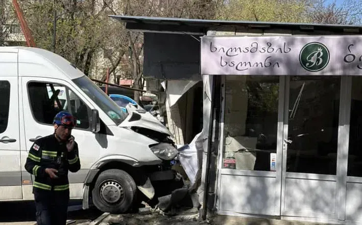 გლდანში მიკროავტობუსი სილამაზის სალონში შევარდა - დაშავდა ოთხი ადამიანი