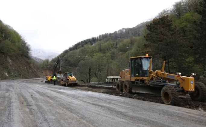 რა ინფორმაციას ავრცელებს გზების დეპარტამენტი რიკოთის უღელტეხილზე სატრანსპორტო მოძრაობის აღდგენასთან დაკავშირებით?